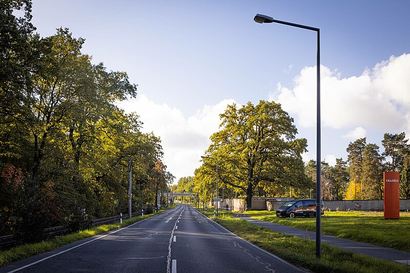 File:Dresden, Königsbrücker Landstraße, Bushaltestelle Industriepark Klotzsche, 17.6.2.40-070649.jpg