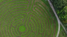 Datei:Drone video of Neemi village and labyrinth in Saaremaa, Estonia.webm
