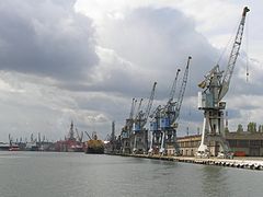Polski: Po prawej żurawie portowe, w głębi stocznia