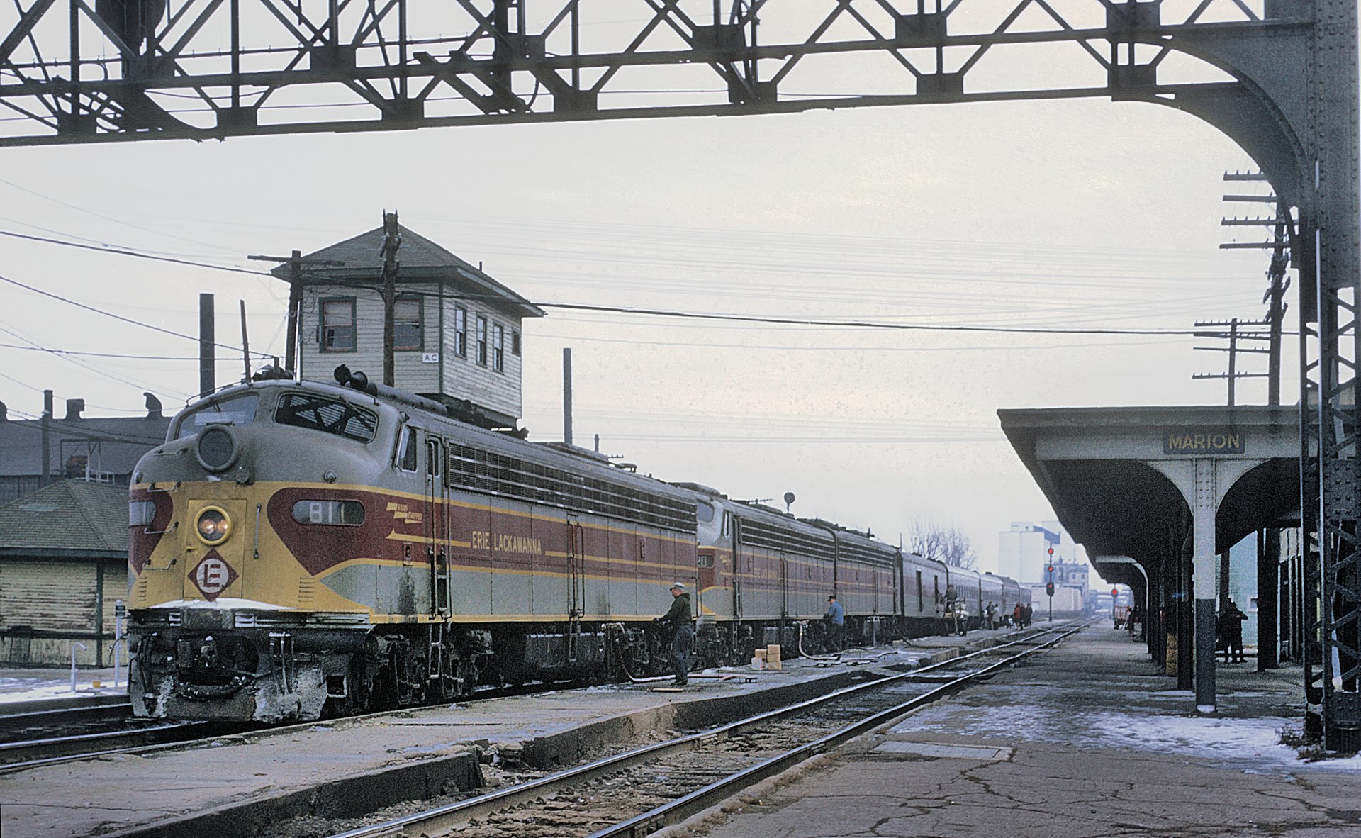 EL E8A 811 with Train 5, The Lake Cities stopped at Marion, OH on December 21, 1969 (24009151372).jpg