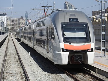 İstasyon platformunda elektrikli tren Stadler KISS EŞ2-020