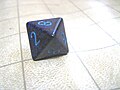 Dobbelsteen in de vorm van een octaëder zoals gebruikt in sommige (rollen)spellen