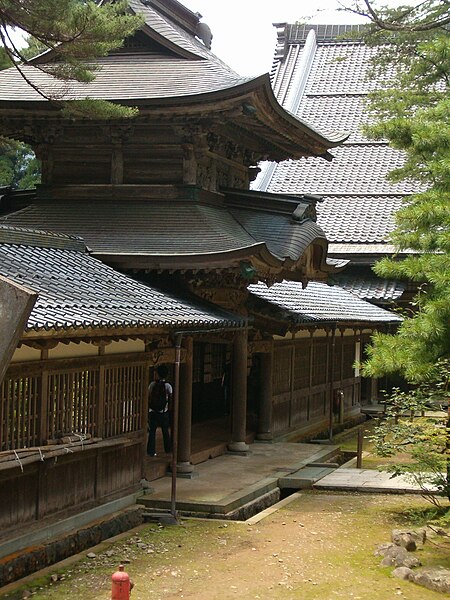 File:Eiheiji gate2.jpg