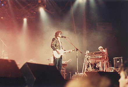 ELO performing in 1986. Frontman Jeff Lynne was one of prog-pop's "signature architects".[4]