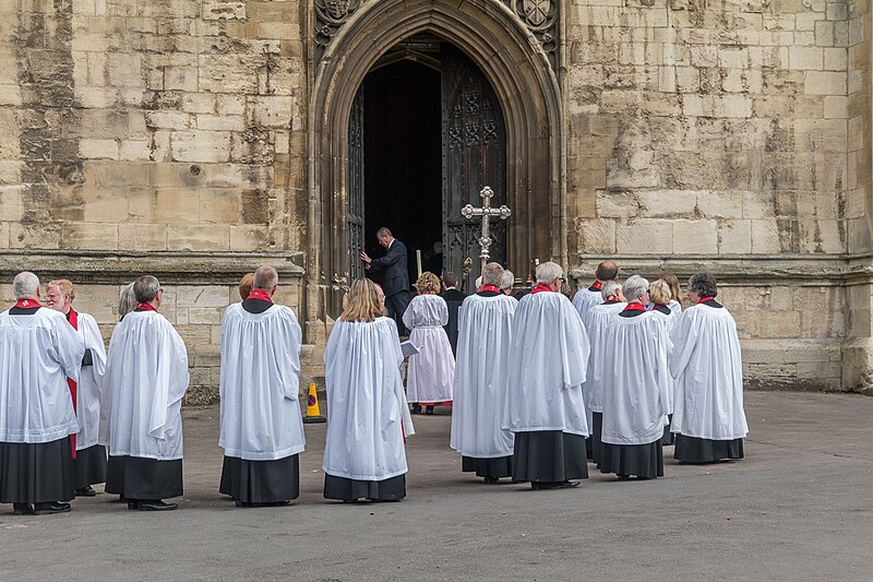 File:Entrance to Gloucester Cathedral, Gloucester - geograph.org.uk - 5005942.jpg