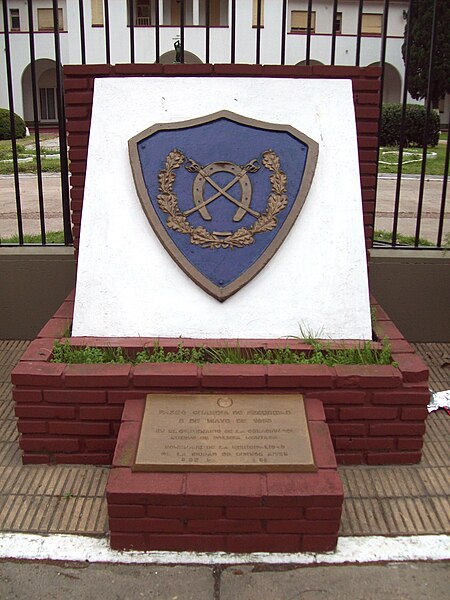 File:Escudo frente a la Policía Federal Argentina.JPG