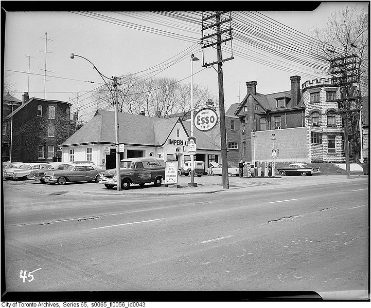 File:Esso gas station, Avenue Road.jpg