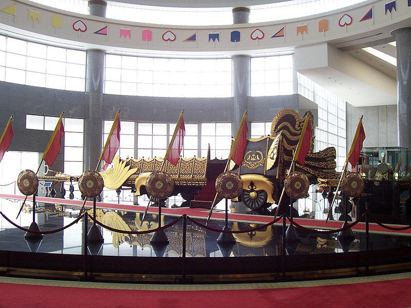 File:Exhibit Royal Regalia BSB.jpg