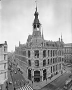 Het voormalige Hoofdpostkantoor, thans Magna Plaza, gevel op de hoek van de Spuistraat en de Raadhuisstraat; maart 1994