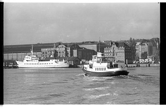 Till vänster M/S Tom Kyle vid Bahnhofskajen i Kiel och till höger M/S Bellevue (1964).