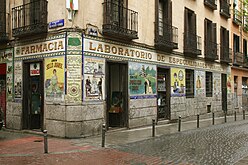 Conjunto exterior de azulejería para la Farmacia Juanse, en la esquina de la calle San Andrés con San Vicente Ferrer, con "orlas de cuerda seca" de Enrique Guijo.[20]​