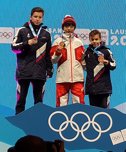 Kagiyama (center) with Andrei Mozalev (left) and Daniil Samsonov (right) on the 2020 Winter Youth Olympics podium