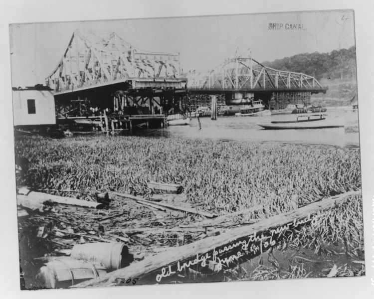 File:Floating original Ship Canal draw (in background) to University Heights location. New Ship Canal draw in foreground. June 1906 photograph. - University Heights Bridge, Spanning HAER NY,31-NEYO,178-31.tif