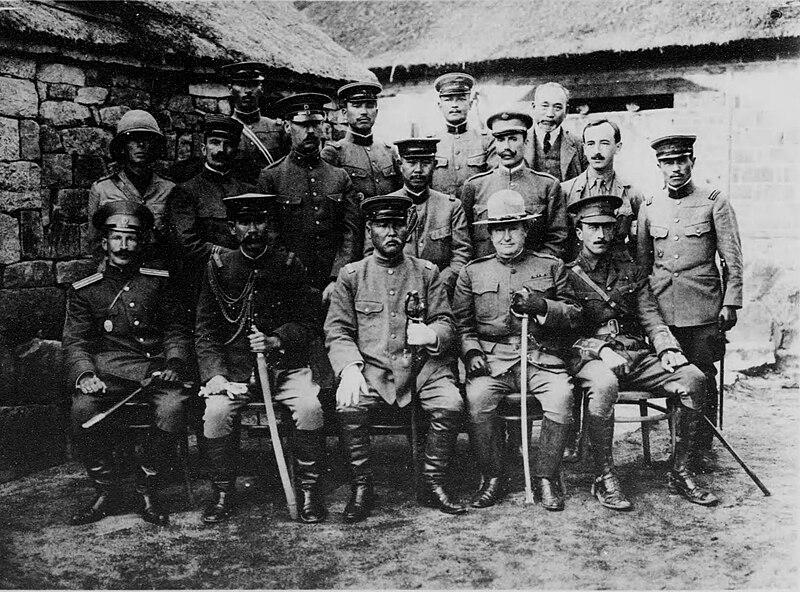 File:Foreign military observers to the German-Japanese War in the headquarters of Lieutenant General Mitsuomi Kamio at Chang-ts'un.jpg