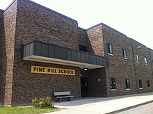 Ehemalige Pine Hill Elementary School, Cheektowaga, New York, Mai 2014.jpg