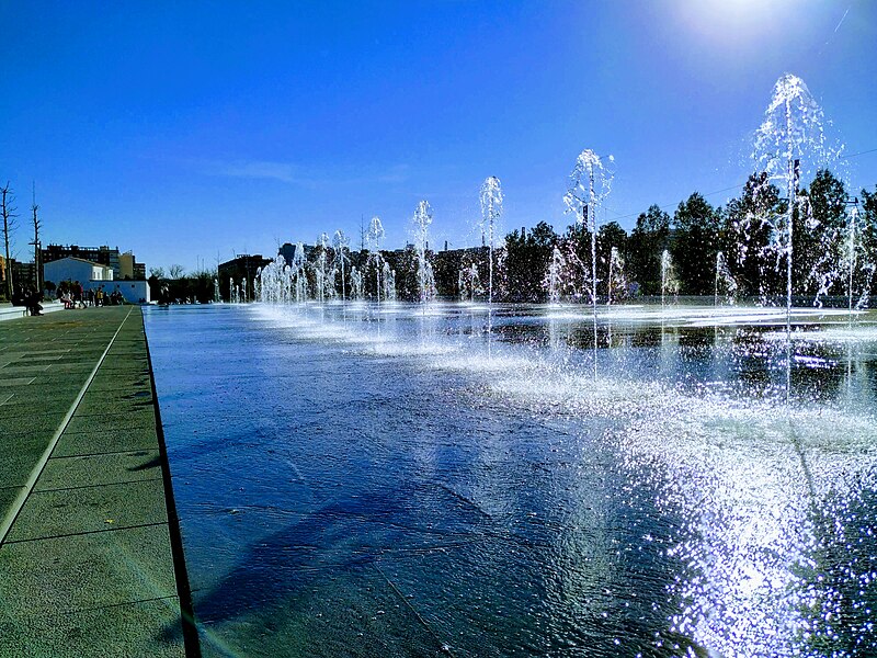 File:Fountains at Parc Central.jpg