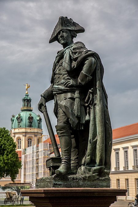 Friedrich ll. Statue beim Schloss Charlottenburg