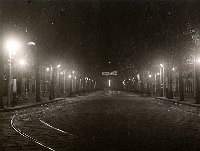 File:Gabinio.Torino-Corso Vittorio Emanuele II, Veduta Notturna Con Le Scie Luminose Delle Automobili 082B36.jpg