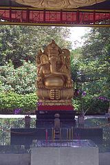 Altar Ganesha dengan patung seukuran manusia yang juga digunakan oleh umat Hindu di Klenteng Sanggar Agung.