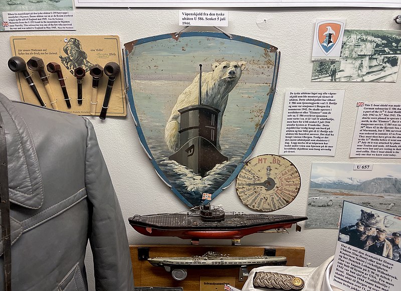 File:German WW2 U-boat submarine U-586 Polar bear emblem of 11 U-Flottille 11th Flotilla Bergen Eismer Arctic Ocean Miniature models Maschinentelegraph U-boot chadburn Smoking pipes Pfeife etc Lofoten krigsminnemuseum Museum Norway 2022-02.jpg