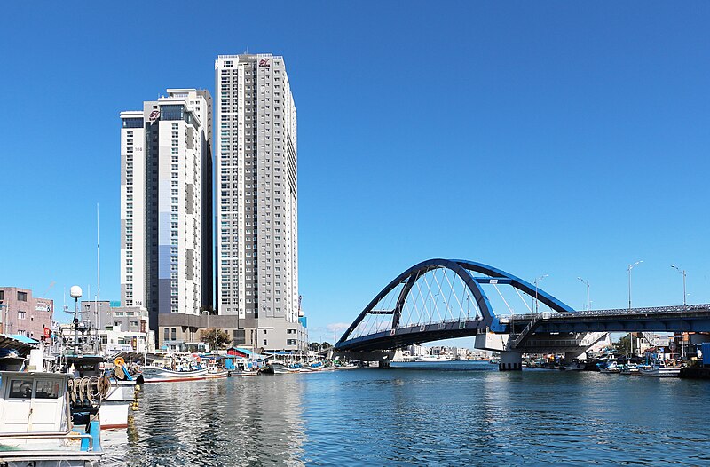 File:Geumgang Bridge, Sokcho 02.jpg