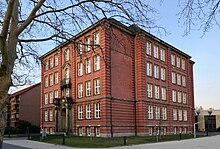 Das denkmalgeschützte Gebäude der ehemaligen Volksschule Ebelingplatz 9 wird heute von der Gewerbeschule genutzt.