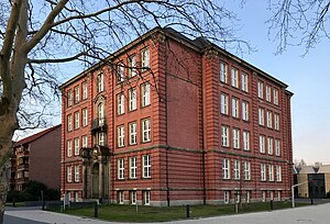 Das denkmalgeschützte Gebäude der ehemaligen Volksschule Ebelingplatz 9 wird heute von der Gewerbeschule genutzt.