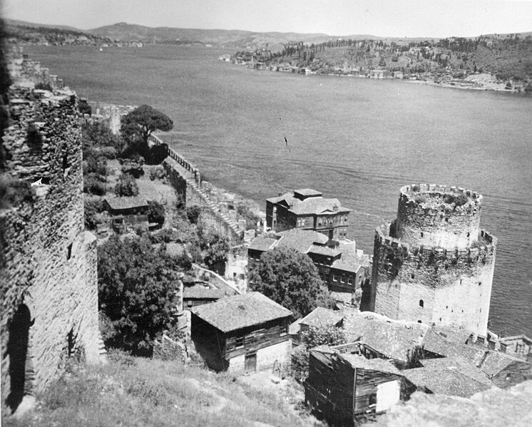 File:Gezicht op de Bosporus in Istanbul, Bestanddeelnr 254-2647.jpg