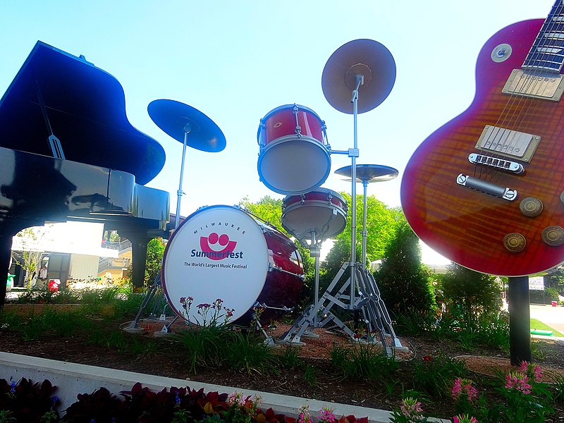 File:Giant Drums ^ Percussions - panoramio.jpg