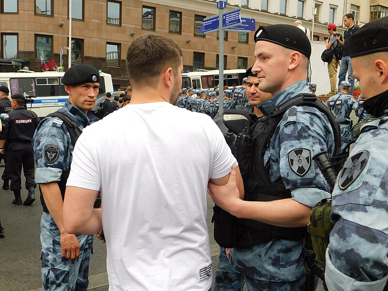 «Ты чего тут стоишь, пройдём» (за пределами оцепления)