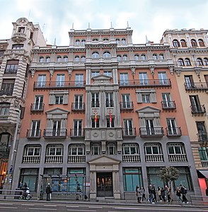 N.º 14, edificio construido entre/built between 1915–1916. Actualmente oficinas para la Sociedad Inmobiliaria de la Villa de Madrid / Currently offices for the Real Estate Society of the Villa de Madrid