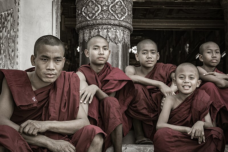File:Group of Buddhist monks.jpg