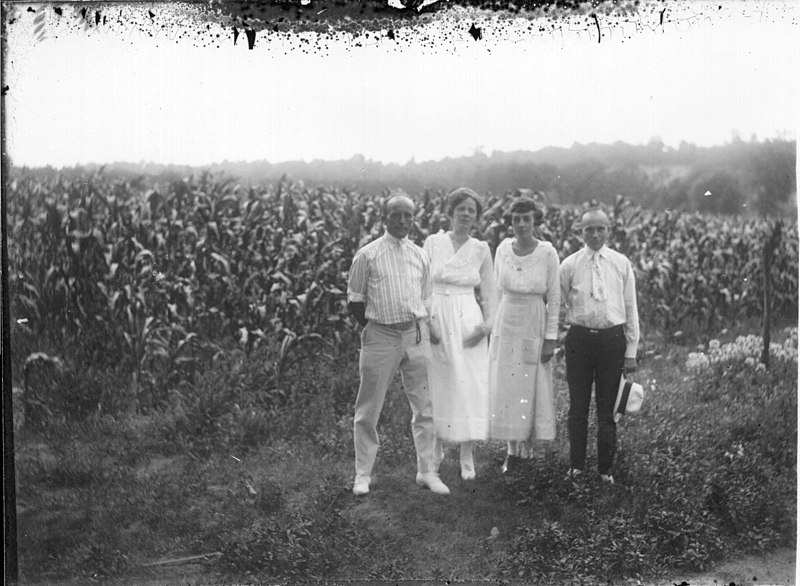 File:Group portrait of two men and two women by corn field n.d. (3191800451).jpg