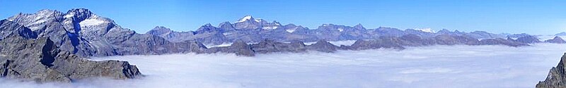 Il gruppo visto dalla Punta Rossa di Sea (sullo sfondo il Gran Paradiso)