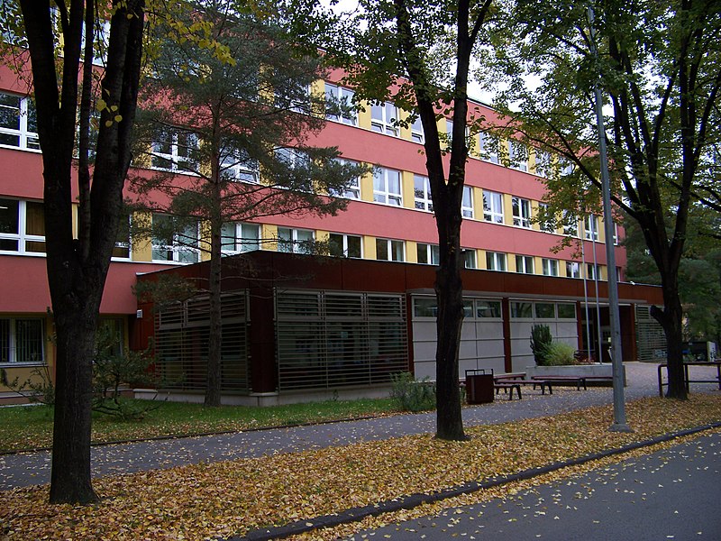 File:Gymnázium Nad Alejí (01).jpg