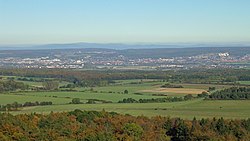 Panorama Göttingenské pláně s pohořím Harz v pozadí