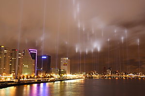 Jeu de lumière commémorant en 2007 l’anniversaire du bombardement de Rotterdam (Pays-Bas) le 14 mai 1940 par l’Allemagne nazie. (définition réelle 1 936 × 1 309)