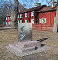 Profilo di Hjalmar Bergman ritagliato nell’acciaio. Opera al museo all’aperto del quartiere Wadköping