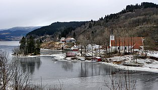 Hosanger kirke og Holme prestegård ved Mjøsvågen, Osterøy.jpg