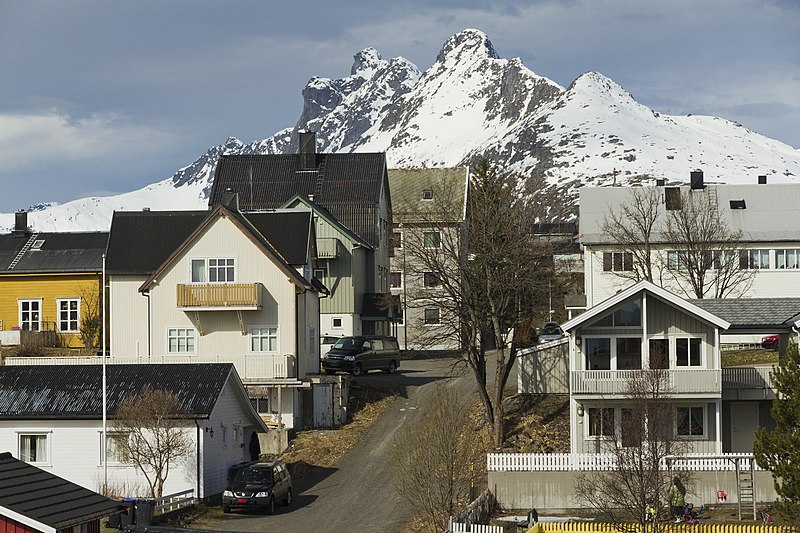 File:Houses of Bakkegata in Svolvær, Austvågøya, Lofoten, Norway, 2015 April - 2.jpg