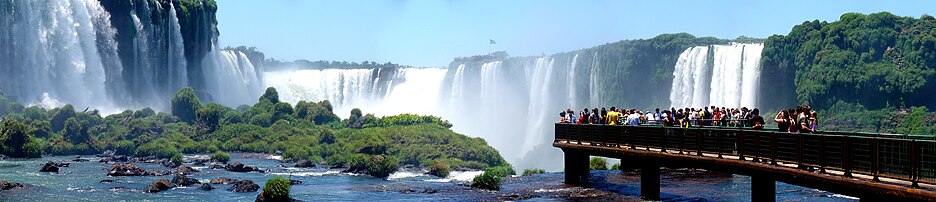 Las Cataratas del Iguazú se encuentran más de un 80% en territorio argentino, fueron declaradas como Patrimonio de la Humanidad por la UNESCO y son una de las Siete maravillas naturales del mundo.