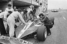 Forgieri (tiz cho'kib, o'ngda) haydovchi Karlos Reutemann bilan 1978 yilda Zandvoortda Ferrari 312 T3 ni sinovdan o'tkazmoqda