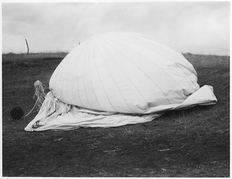 File:Japanese war balloon - NARA - 285258.jpg