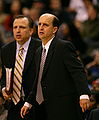 Jeff Van Gundy (derecha) fue entrenador de los Rockets desde 2003 hasta 2007.