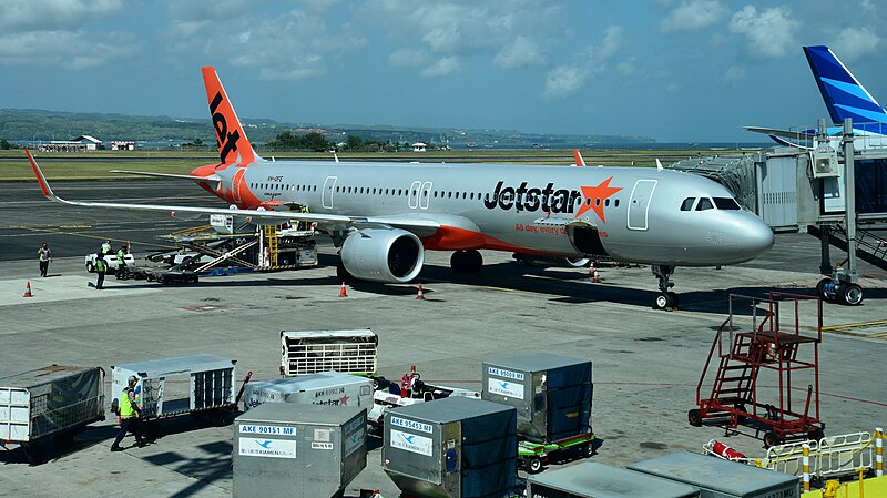 File:Jetstar Airbus A321neo VH-OFE Denpasar 2023 (05).jpg