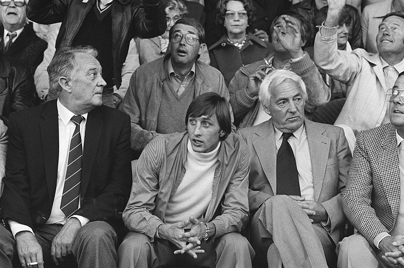 File:Johan Cruijff en voetbalmakelaar Cor Coster (r) op de tribune, Bestanddeelnr 930-4443.jpg