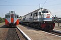 Kereta api Penataran dan Komuter Susi berhenti Stasiun Porong