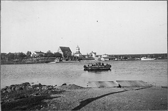 En färja är på väg över mot färjstället vid Kalix kyrka år 1926.