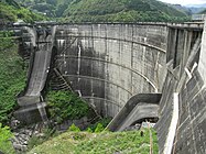 アーチダムとして初の100メートル級ダム、上椎葉ダム（耳川）。1955年（昭和30年）完成。