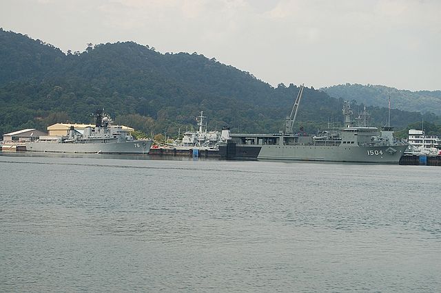 Kapal perang di TUDM Lumut